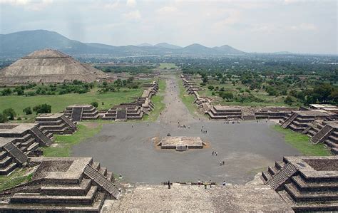 「テオティワカンの都市建設」：古代メキシコにおける都市計画と宗教的イデオロギーの融合