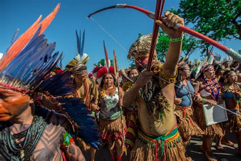  グアラニの太陽の祭典: 3世紀ブラジルの先住民社会における宗教と政治の関係